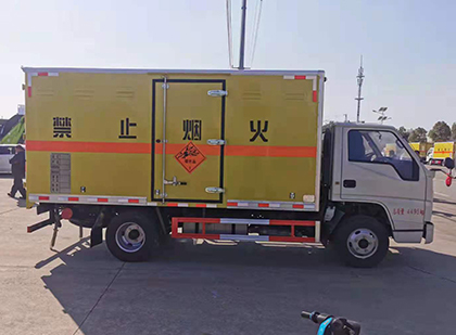 万荣爆破器材运输车工人安全操作规范与智能技术保障